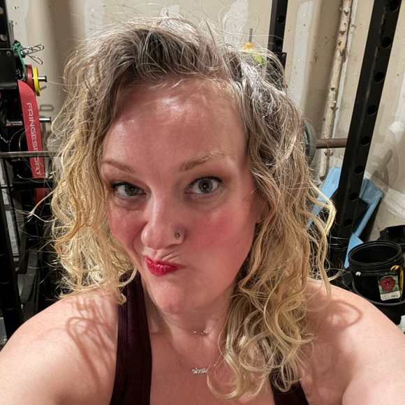 Meet your Posher, Melissa - Picture 1 of 2